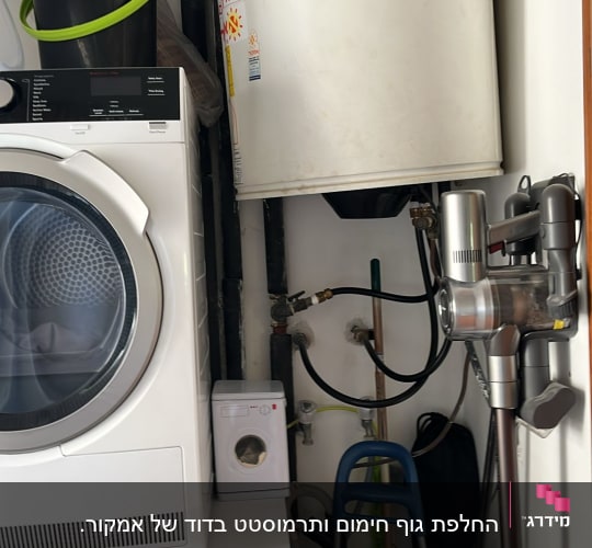 דוד שמש לבן עם צינורות מחוברים לקיר